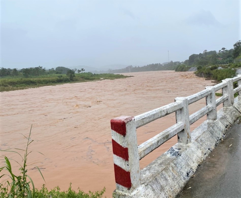 Hiện, mực nước ở các sông lớn tại 2 tỉnh Bắc Tây Nguyên là Gia Lai và Kon Tum đang dâng lên rất cao. Ảnh T.A