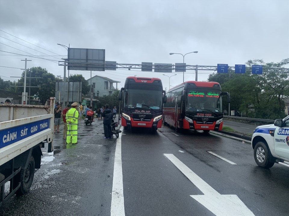 H&agrave;ng trăm phương tiện tạm dừng ở Lăng C&ocirc;, Thừa Thi&ecirc;n Huế để tr&aacute;nh đi v&agrave;o v&ugrave;ng cơn b&atilde;o số 9 đổ bộ. Ảnh: Cục CSGT.