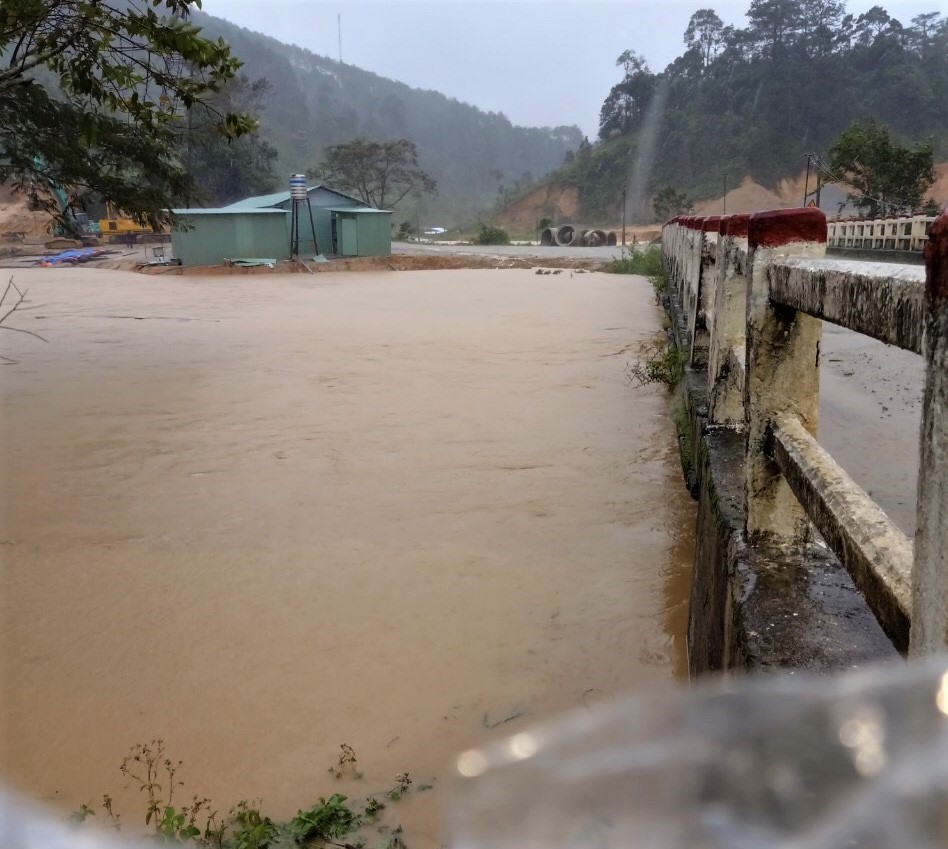 Many areas of Kon Tum province are submerged in water.  Photo TA