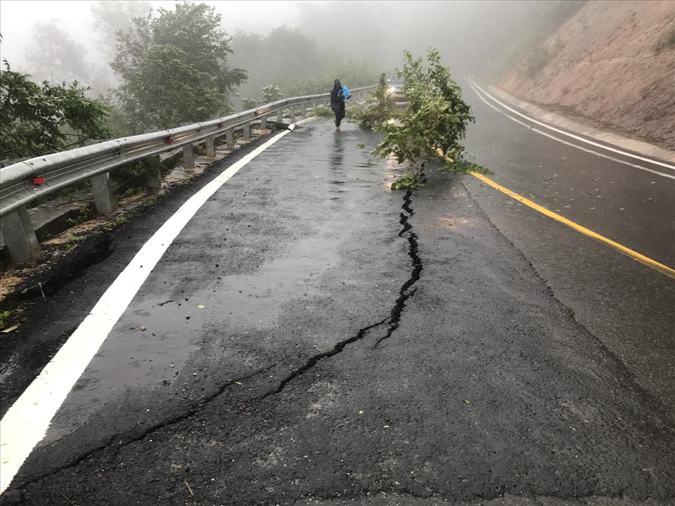 The section of road at the Mang Den pass was damaged.  Photo TA