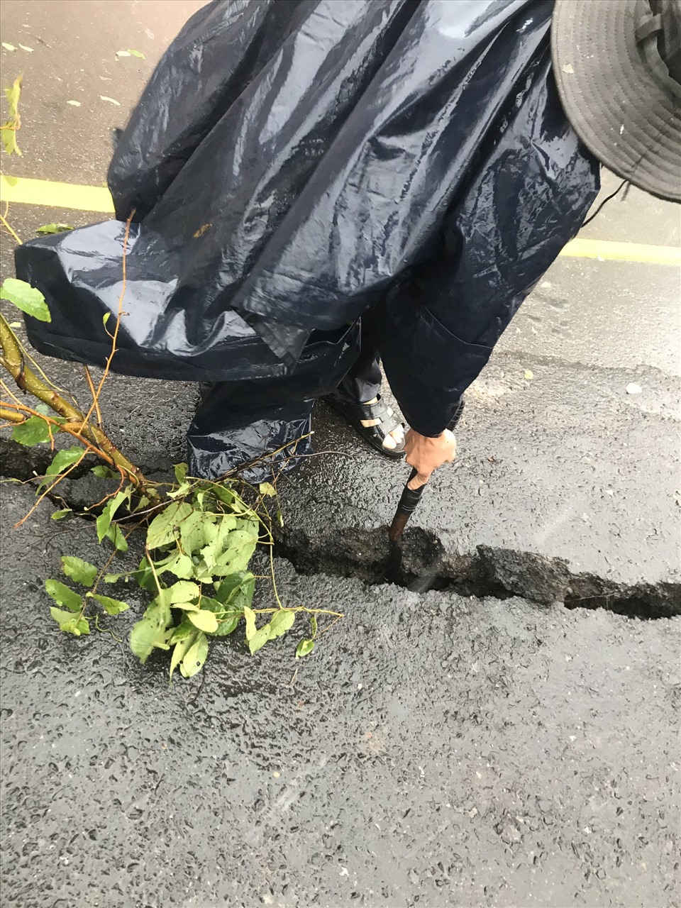 The section of the road at the Mang Den pass was damaged.  Photo TA