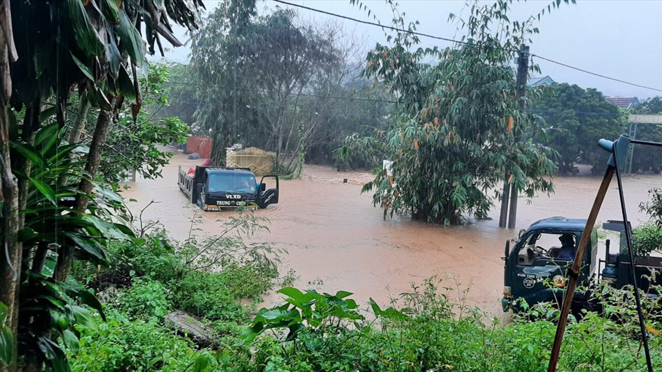 Many areas of Kon Tum province are submerged in water.  Photo TA