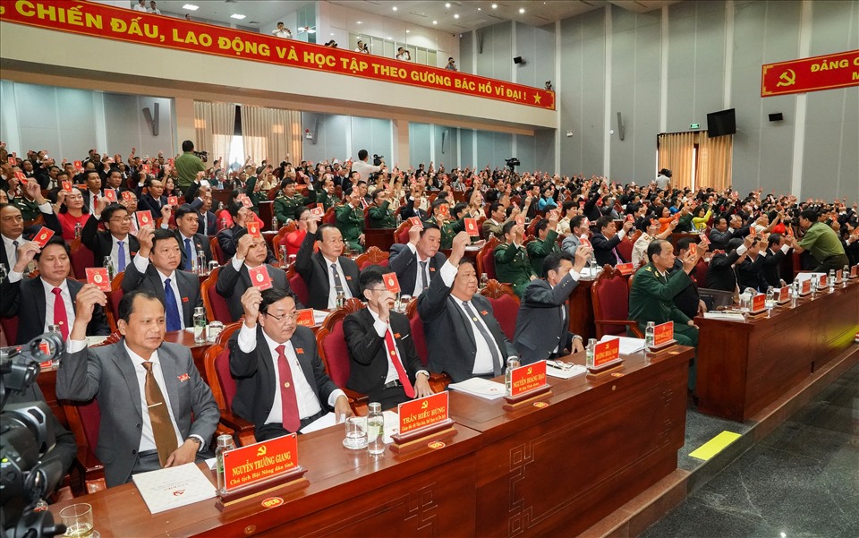 Các đại biểu thông qua nghị quyết của Đại hội (ảnh Ban tổ chức Đại hội cung cấp)