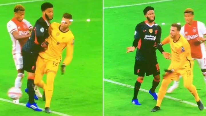 Gomez và Adrian phối hợp rất tệ. Ảnh: SPORTbible.
