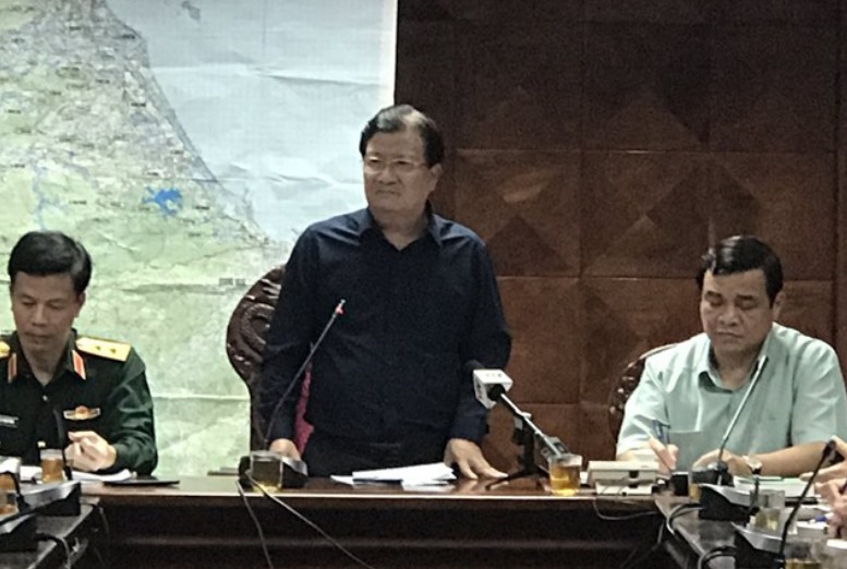 Phó Thủ tướng Trịnh Đình Dũng chủ trì cuộc họp khẩn tối 28/10, bàn phương án cứu hộ nạn nhân 2 vụ sạt lở nghiêm trọng vừa xảy ra tại Quảng Nam. Ảnh: VTV