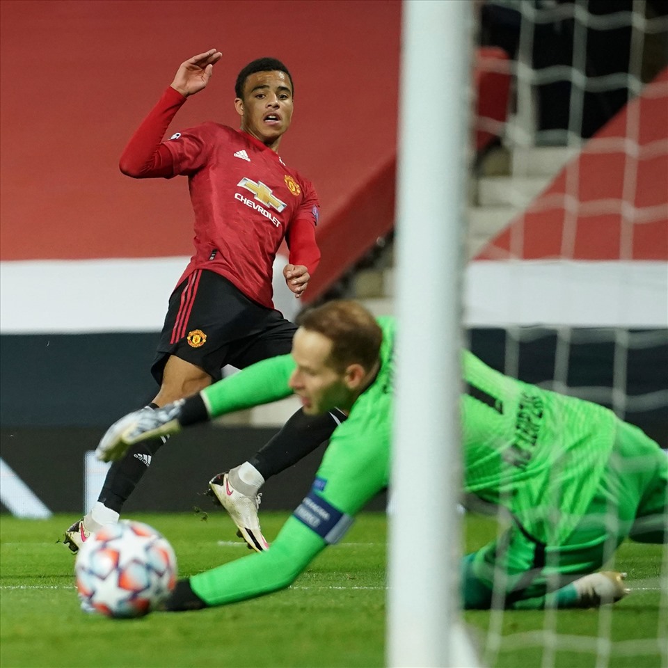 Greenwood mở hàng cho Man United bằng pha sút chéo góc đẳng cấp. Ảnh: Bleacher.