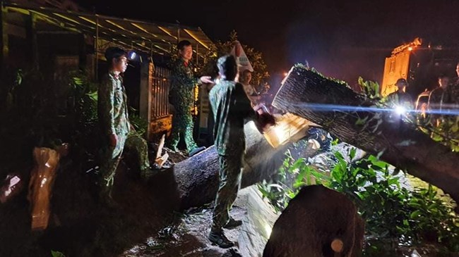 Hành quân trong đêm để cứu nạn người dân ở Nam Trà My do sạt lở đất