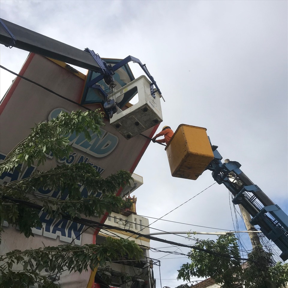 Nhiều cây xanh, bảng quảng cáo ngã vào dây điện gây mất an toàn