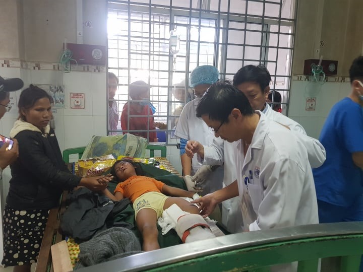 Các lực lượng chức năng vừa đưa 4 người bị thương, trong đó có 2 trẻ nhỏ từ khu vực sạt lở xã Trà Leng, đến Trung tâm y tế huyện Bắc Trà My để chữa trị. Ảnh: VGP