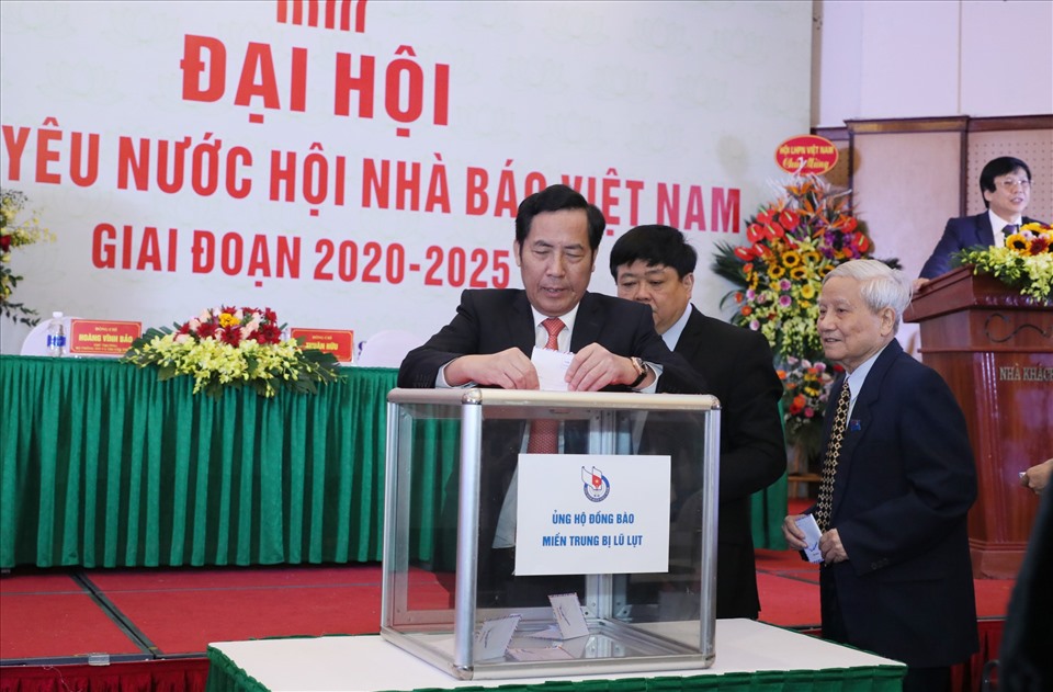 Các đại biểu ủng hộ đồng bào miền Trung bị ảnh hưởng bởi lũ lụt. Ảnh T.Vương