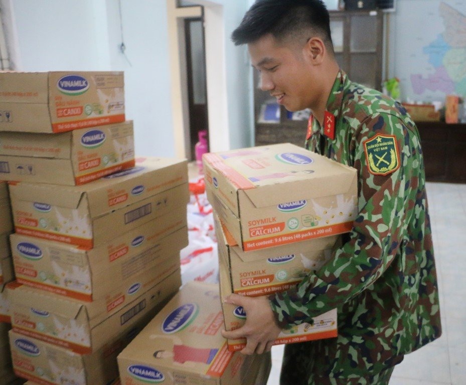 2.100 phần quà đầu tiên đã được trao đến tay người dân miền Trung đang gặp khó khăn vì bão lũ.