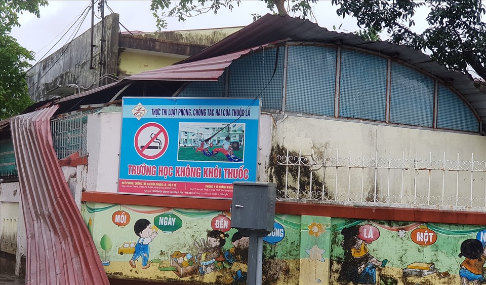 Bão số 9 đã làm tốc mái một trường tiểu học trên địa bàn tỉnh TT - Huế. Ảnh: NT
