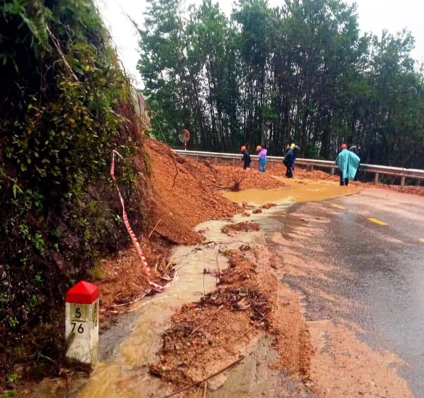 Bão số 9 đã làm sạt lở một số điểm trên quốc lộ 49. Ảnh: PĐ
