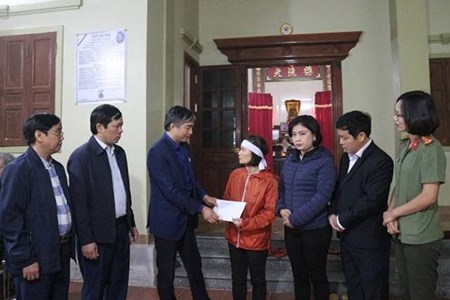 Thăm hỏi, hỗ trợ gia đình liệt sĩ gặp nạn tại thuỷ điện Rào Trăng 3
