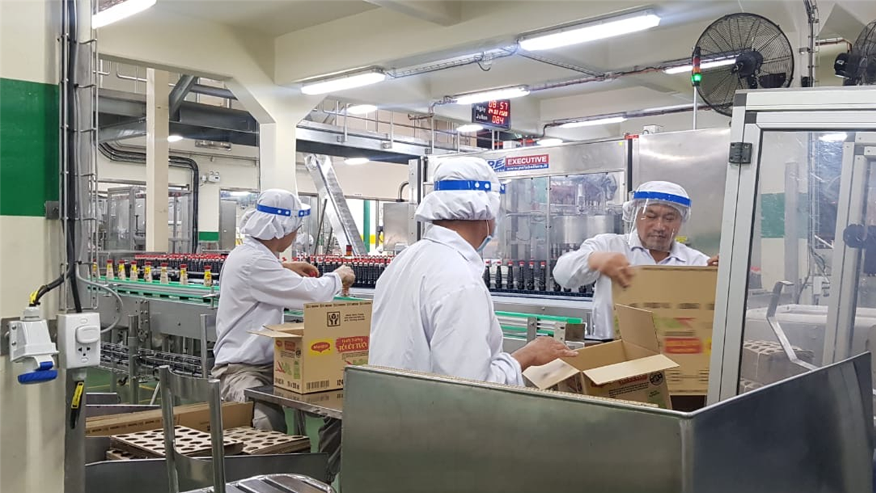 Nhân viên Nestlé được trang bị đầy đủ đồ bảo hộ để đảm bảo an toàn trong bối cảnh dịch bệnh.