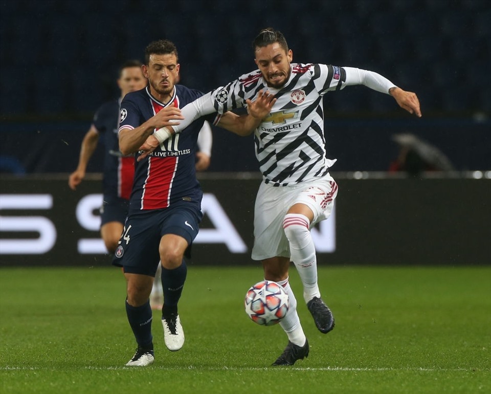 Alex Telles (phải) ra mắt MU khi đối đầu PSG. Ảnh: Getty