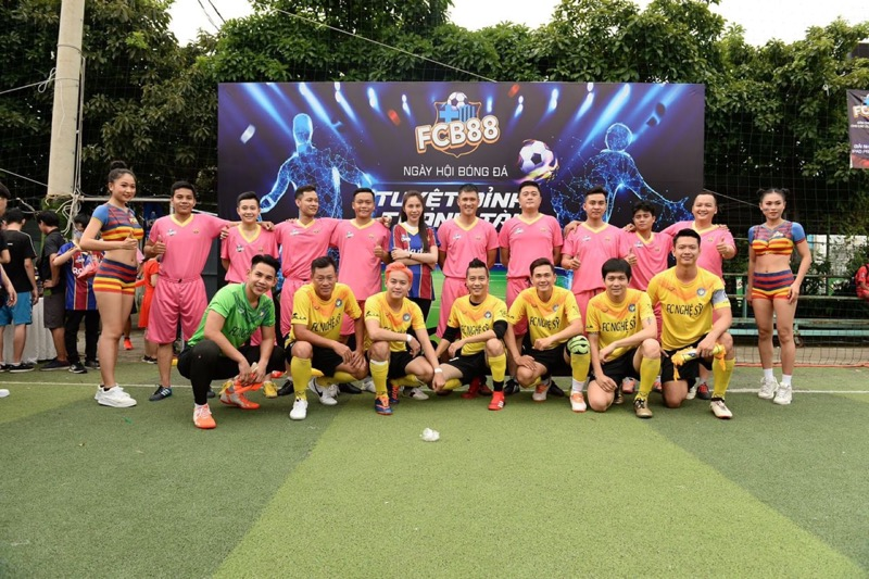 Công Vinh tham gia đá giao hữu trong sự kiện FCB88 và nữ ca sĩ Thuỷ Tiên vui vẻ tham gia sự kiện cùng ông xã hồi tháng 9 qua.