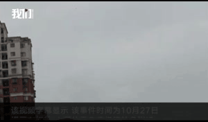 Cơn mưa tiền” xuất hiện trên bầu trời ở Trùng Khánh, Trung Quốc, sau khi thanh niên “ngáo đá” tung từ tầng 30. Ảnh: The Guardian