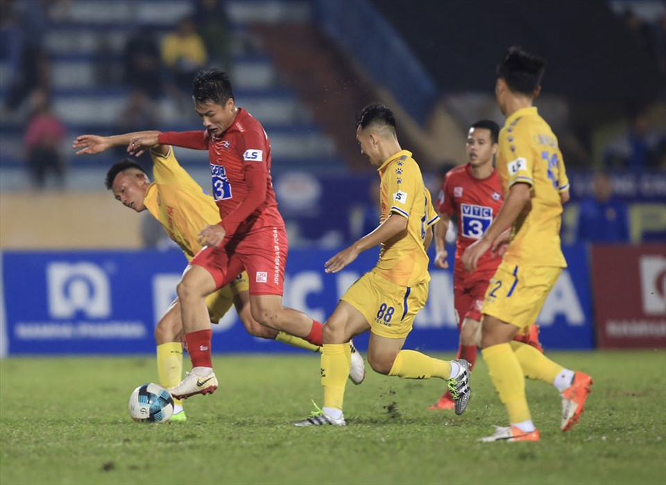 Nam Dinh (yellow jersey) got into a difficult position when he lost 2-3 to Hai Phong at home in the previous match.  Photo: VPF.