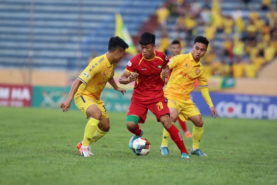 SLNA (áo đỏ) đã thua Nam Định 0-3 ở giai đoạn 1. Nếu khát khao trả món nợ này, họ sẽ khiến đội bóng thành Nam khó lòng có điểm. Ảnh: VPF.
