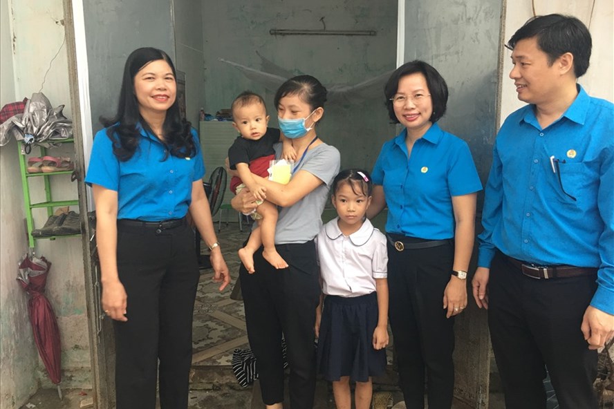 Lãnh đạo Liên đoàn Lao động Hà Nội thăm hỏi, trao hỗ trợ cho công nhân lao động có hoàn cảnh khó khăn, bị ảnh hưởng bởi COVID-19. Ảnh: Hải Anh