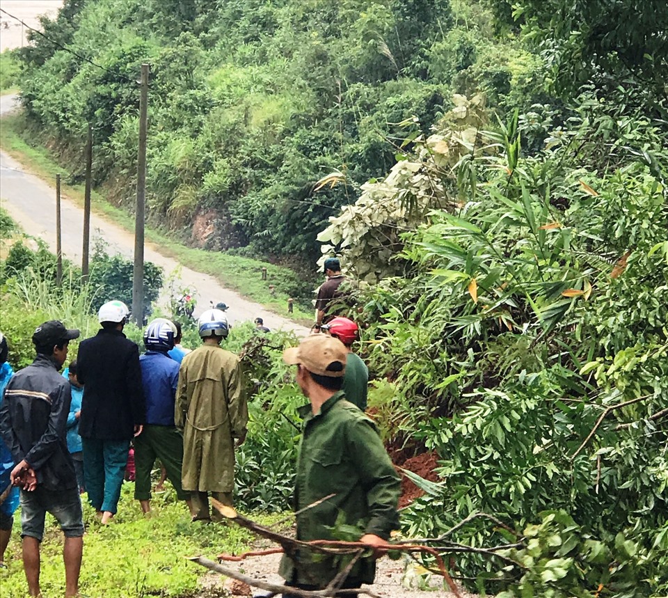 Người dân xã Đăk Psi, huyện Đăk Hà hỗ trợ khơi thông tuyến tỉnh lộ 677 bị tắc. Ảnh TA