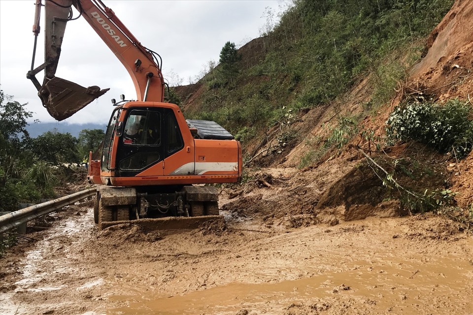 Huy động xe múc khắc phục ở tuyến tỉnh lộ 673. Ảnh TA