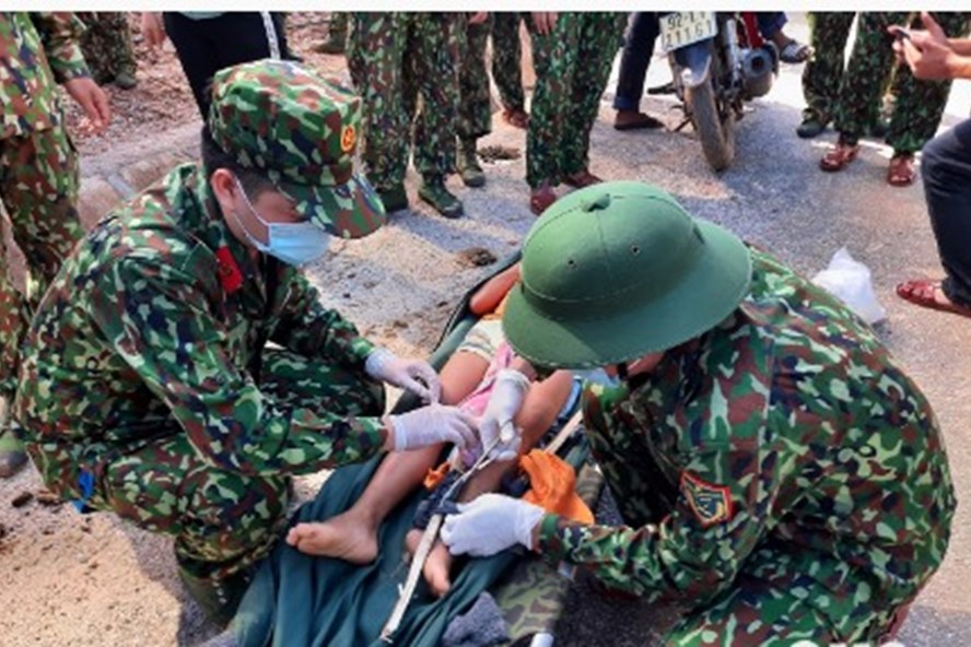 Sơ cứu nạn nhân tại hiện trường.Ảnh: Báo Quảng Nam