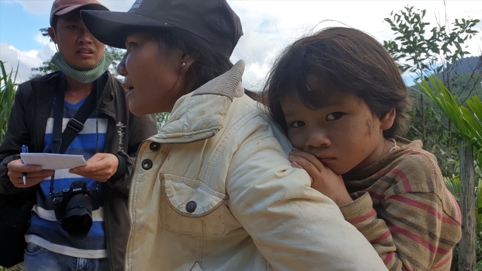 Mệt nhòa người tìm kiếm cứu nạn và những người sống sót còn hốt hoảng. Ảnh: Thanh Chung