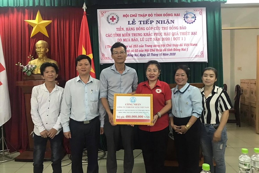 Chủ tịch Công đoàn Pousung VN Lê Nhật Trường chuyển số tiền công nhân quyên góp cho Hội chữ thập đỏ tỉnh Đồng Nai để hỗ trợ người dân miền Trung. Ảnh: Minh Châu