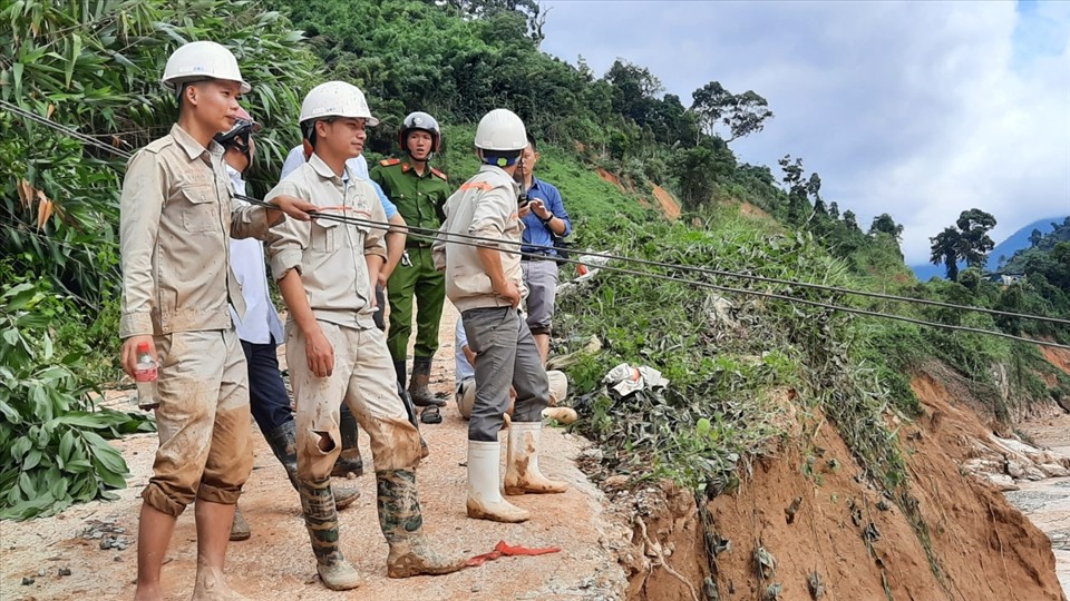 Tiếp thức ăn và tìm cách giải cứu 200 công nhân thủy điện Đắk Mi 2. Ảnh: Nguyễn Kỷ