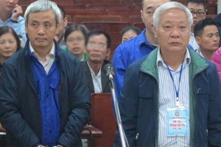 Cựu Chủ tịch GPBank Tạ Bá Long (bên phải) tại phiên toà năm 2017. Ảnh: V.Dũng.