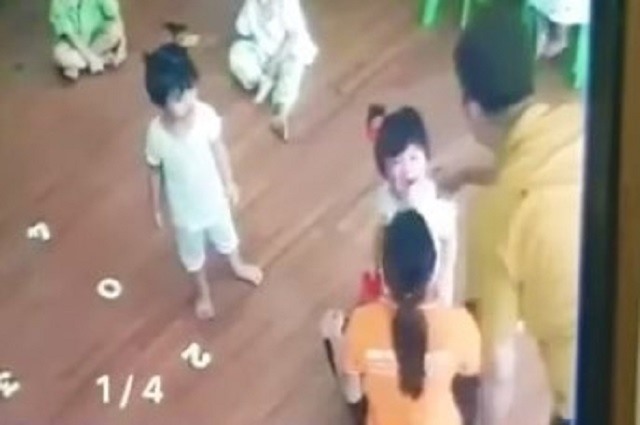 Phụ huynh tát tới tấp vào mặt bé gái 2 tuổi vì nghĩ con mình bị bé này cắn. Ảnh cắt từ clip