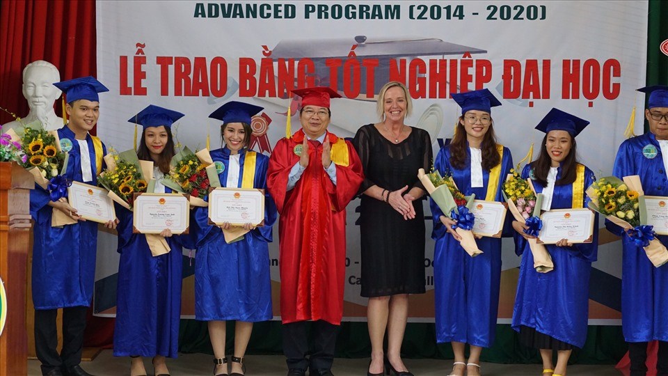 TS Trần Đình Lý - Phó hiệu trưởng ĐH Nông Lâm TPHCM trao bằng tốt nghiệp cho 29 tân bác sĩ thú y - chương trình tiên tiến của trường. Ảnh Minh Khang TS Trần Đình Lý - Phó hiệu trưởng ĐH Nông Lâm TPHCM trao bằng tốt nghiệp cho 29 tân bác sĩ thú y - chương trình tiên tiến của trường. Ảnh Minh Khang