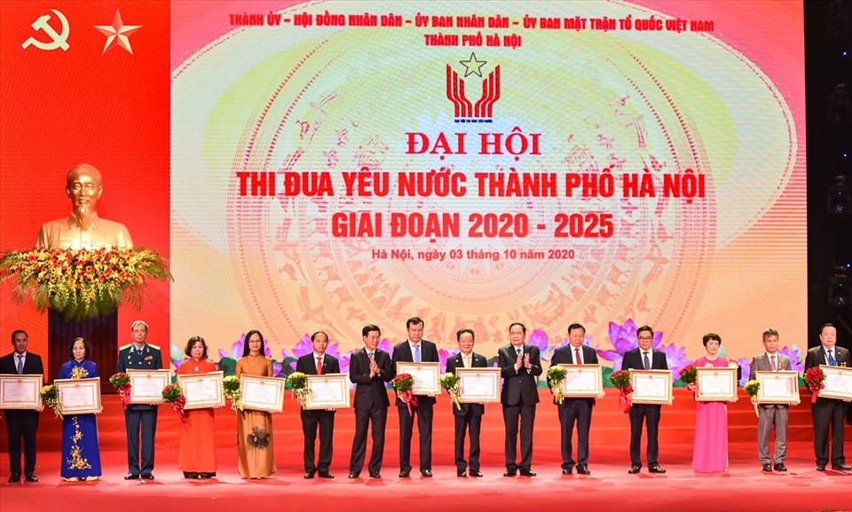 Trao tặng Huân chương Lao động cho các tập thể.