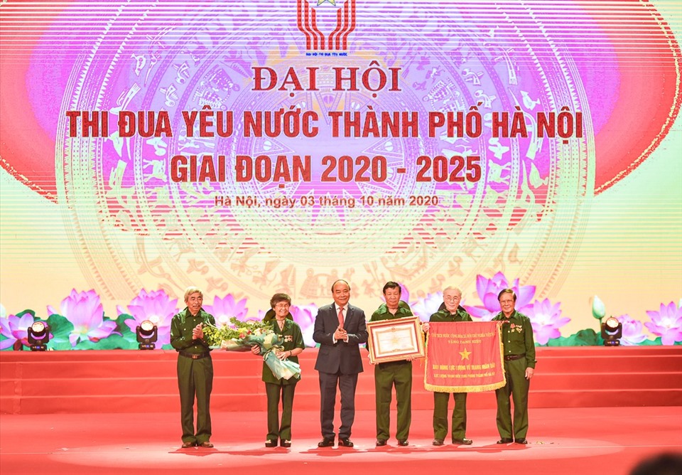 Thủ tướng Nguyễn Xuân Phúc đã trao tặng phong tặng danh hiệu Anh hùng lực lượng vũ trang nhân dân cho tập thể Hội Cựu Thanh niên xung phong thành phố Hà Nội vì đã có thành tích đặc biệt xuất sắc trong cuộc kháng chiến chống Mỹ cứu nước. Ảnh: Phạm Đông