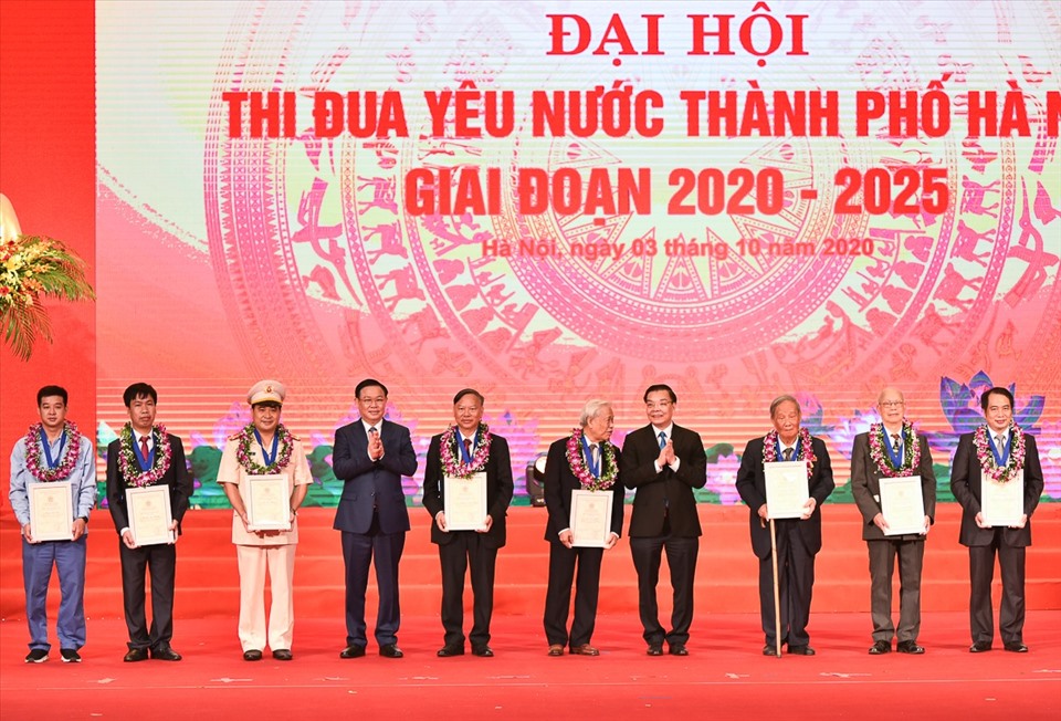 Bí thư Thành ủy Vương Đình Huệ và Chủ tịch UBND Thành phố đã trao tặng danh hiệu Công dân Thủ đô ưu tú năm 2020 cho các cá nhân tiêu biểu.
