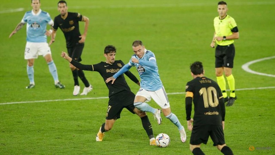 Không coi mình ở thế cửa trên, cả đội Barca giờ đây đã tham gia phòng ngự để giành lại bóng sớm nhất có thể. Ảnh: Getty Images