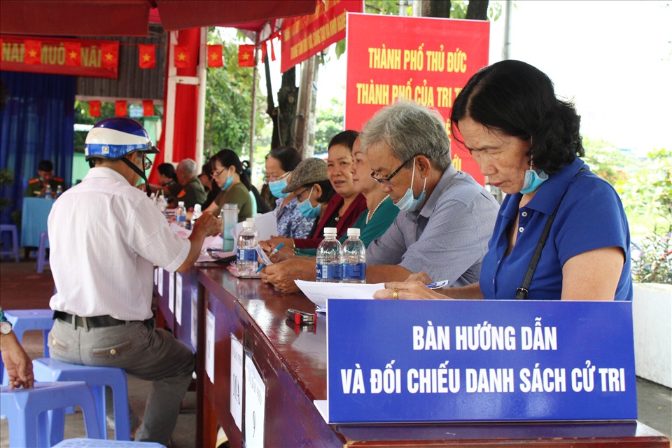 Các trụ sở khu phố ở Thủ Đức hướng dẫn người dân bỏ phiếu.