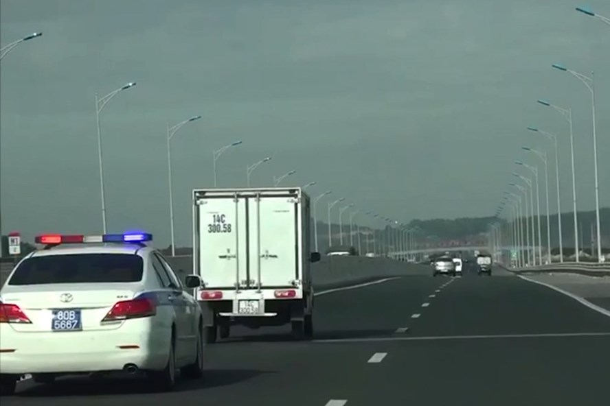 Tài xế xe tải không nhường đường cho đoàn xe ưu tiên. Ảnh: Cục Cảnh sát giao thông.