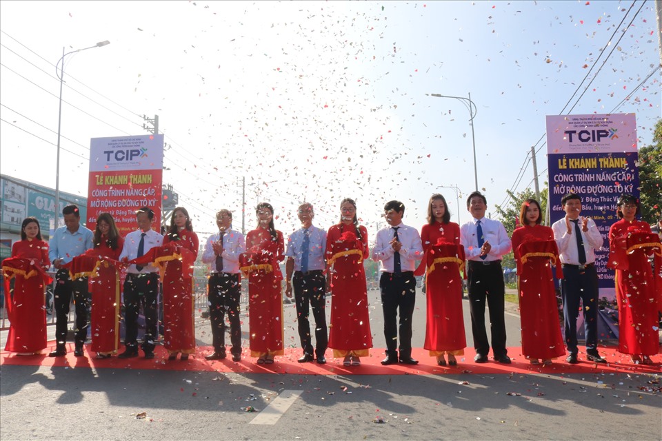 Lãnh đạo TPHCM và các đơn vị cắt băng khánh thành công trình nâng cấp, mở rộng đường Tô Ký. Ảnh: Minh Quân