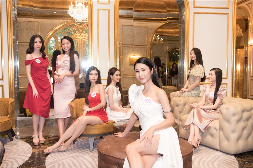 Các thí sinh làm quen với nhau. Ảnh: SV