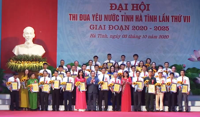 Vinh danh 39 tập thể. Ảnh: TT.