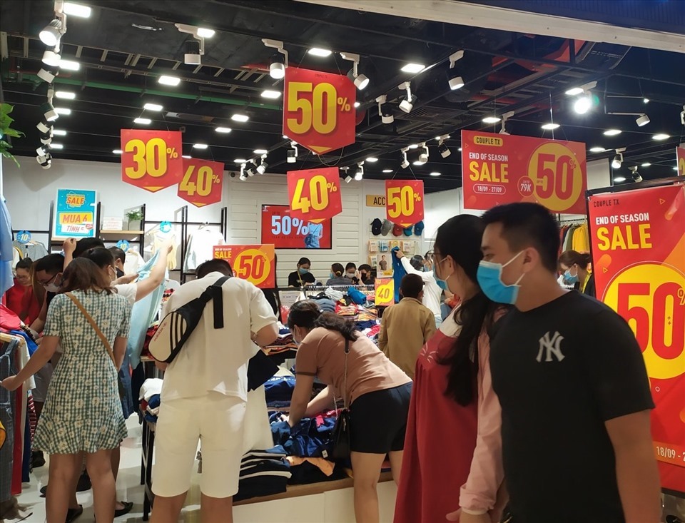 Một cửa hàng quần áo tại TPHCM tung ra chiến lược giảm giá để thu hút khách hàng. Ảnh: Hữu Huy