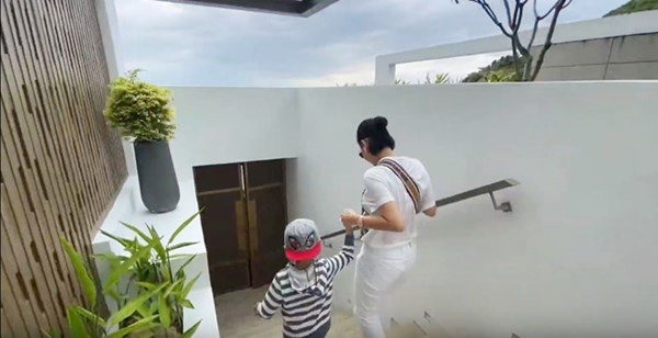 Lối xuống tầng hầm.