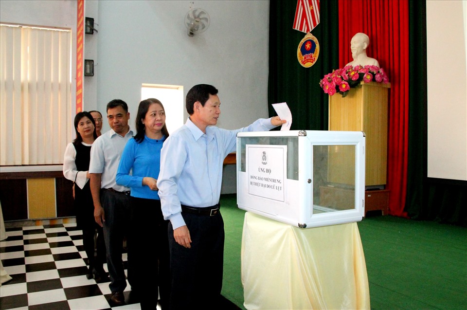 LĐLĐ tỉnh Đắk Lắk khuyên góp, ủng hộ đồng bào bị ảnh hưởng bởi lũ lụt tại miền Trung. Ảnh T.X