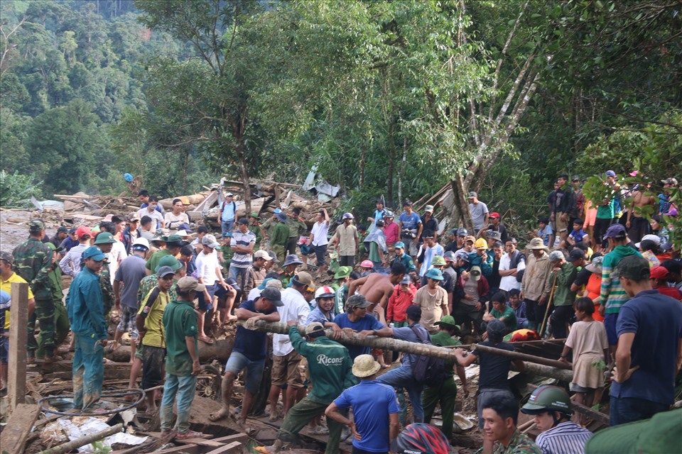 hôn 1, xã Trà Leng nằm dưới chân một ngọn núi, bao quanh là cây rừng và suối. Khoảng 15h chiều 28/10, sau tiếng nổ lớn, cả vạt núi cùng cây cối ụp xuống khu dân cư, san phẳng một khu vực rộng khoảng 100 m2, dài 300 m. 53 người bị vùi lấp, trong đó 34 người sống sót và bị thương, 6 người chết, còn 13 nạn nhân mất tích, đến chiều 29/10.