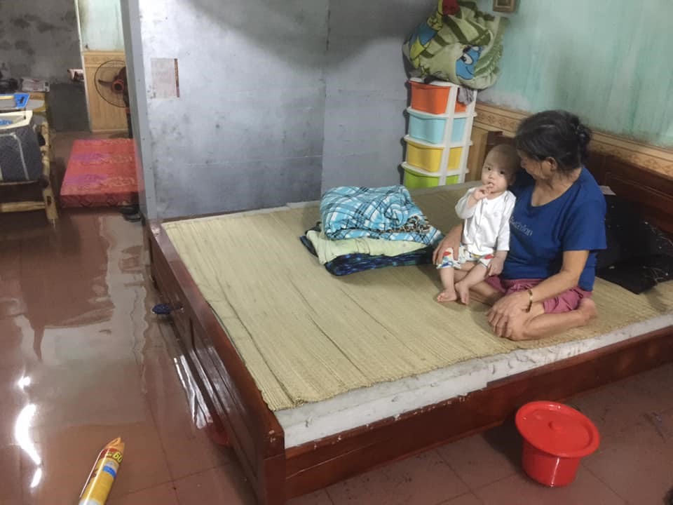 Nước tràn vào nhà trọ tại phường Bến Thủy-TP Vinh. Ảnh: Minh Hào