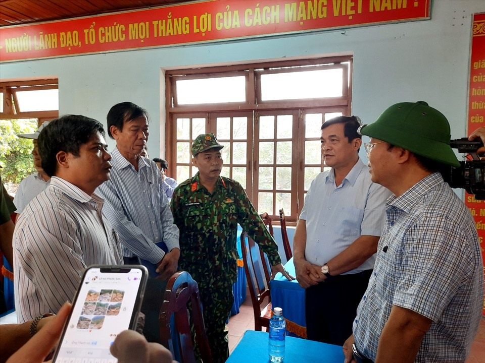 Bí thư tỉnh ủy Quảng Nam Phan Việt Cường và Chủ tịch UBND tỉnh Lê Trí Thanh trực tiếp chỉ đạo tại Sở chỉ huy tiền phương ở Phước Công. Ảnh: Nguyễn Kỷ