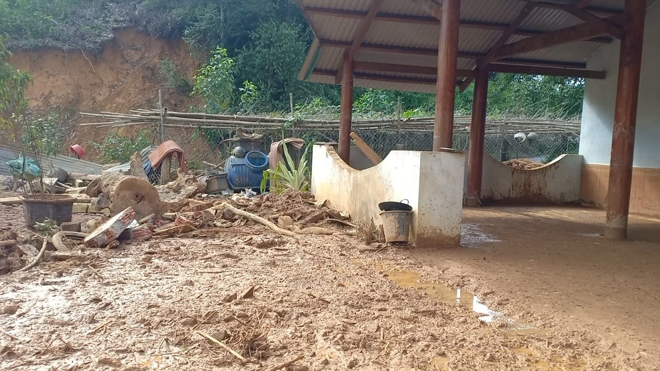 8 người trong một gia đình thoát chết khi vụ sạt lở xảy ra. Ảnh: Pơloong Plênh
